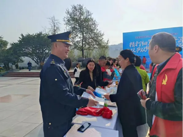 ��ɫ������