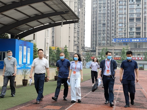 市政府督导凤凰学校义务教育均衡发展情况