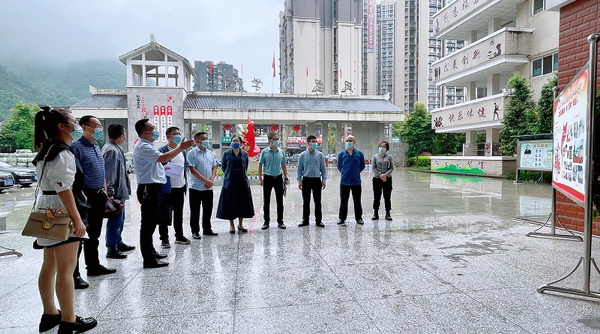 潘俊梅一行到沙湾凤凰学校调研指导