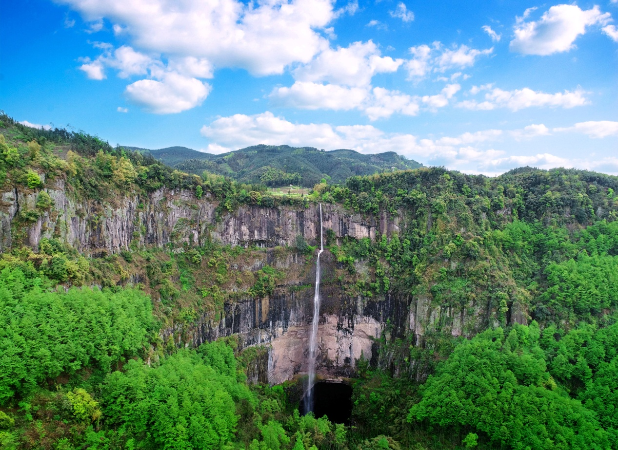 硝斗岩天坑
